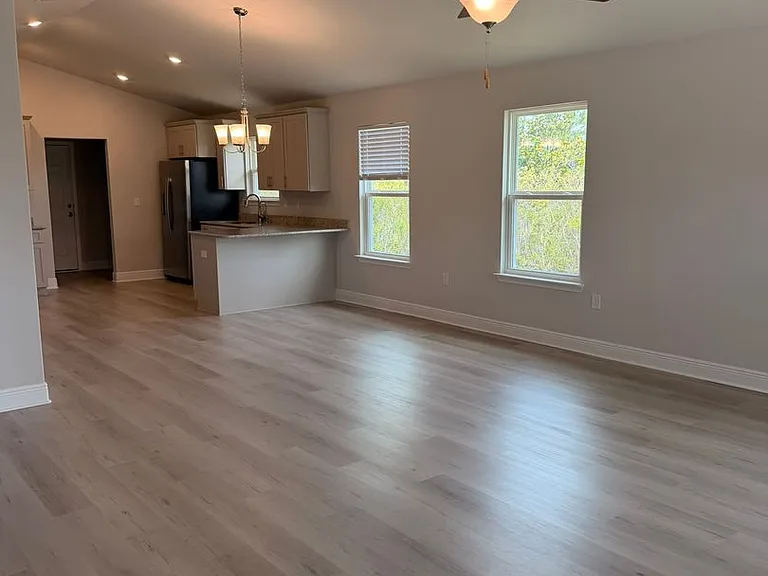 1007 Bayside St — Photo 3