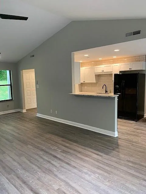 3 bed, 2100 sqft, $2,200 — Photo 3