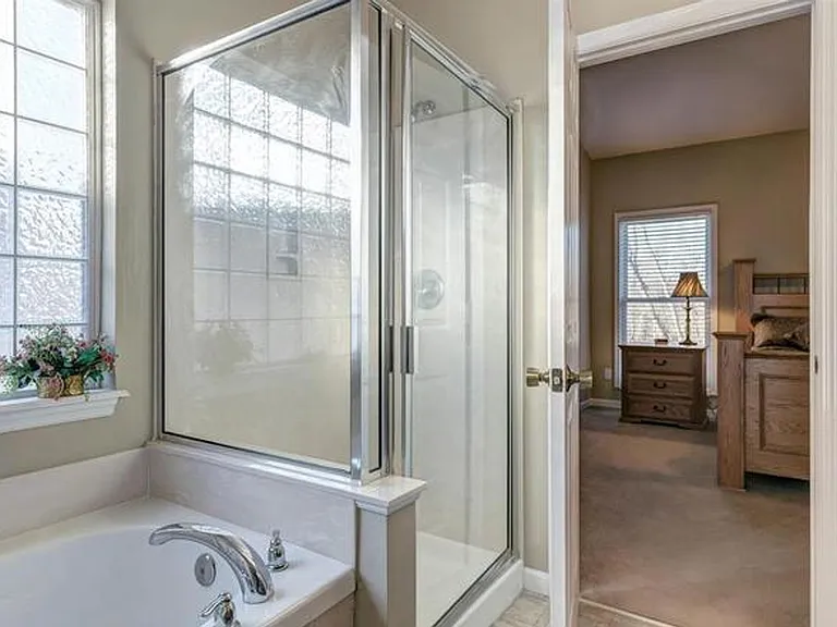 310 Royallsprings Pkwy — Photo 30