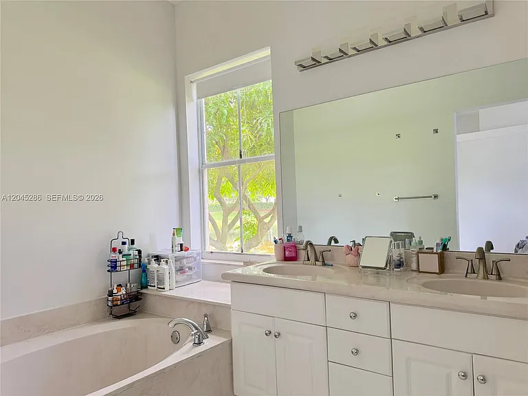 1074 Bluewood Ter — Photo 19