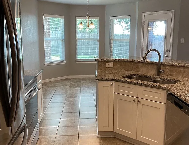 5104 Charles Loop — Photo 3