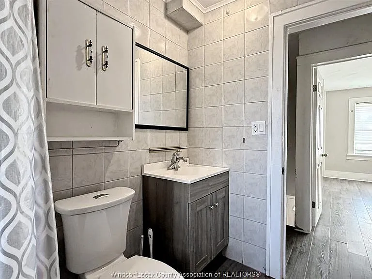 1424 Wyandotte St W — Photo 22