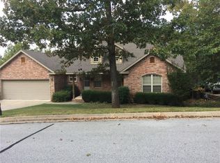 588 N Rockcliff Rd, Fayetteville, AR 72701