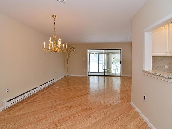 5th image of 10 Hyannis Ct