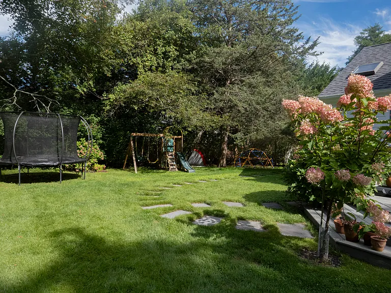 251 Meadows W — Photo 13