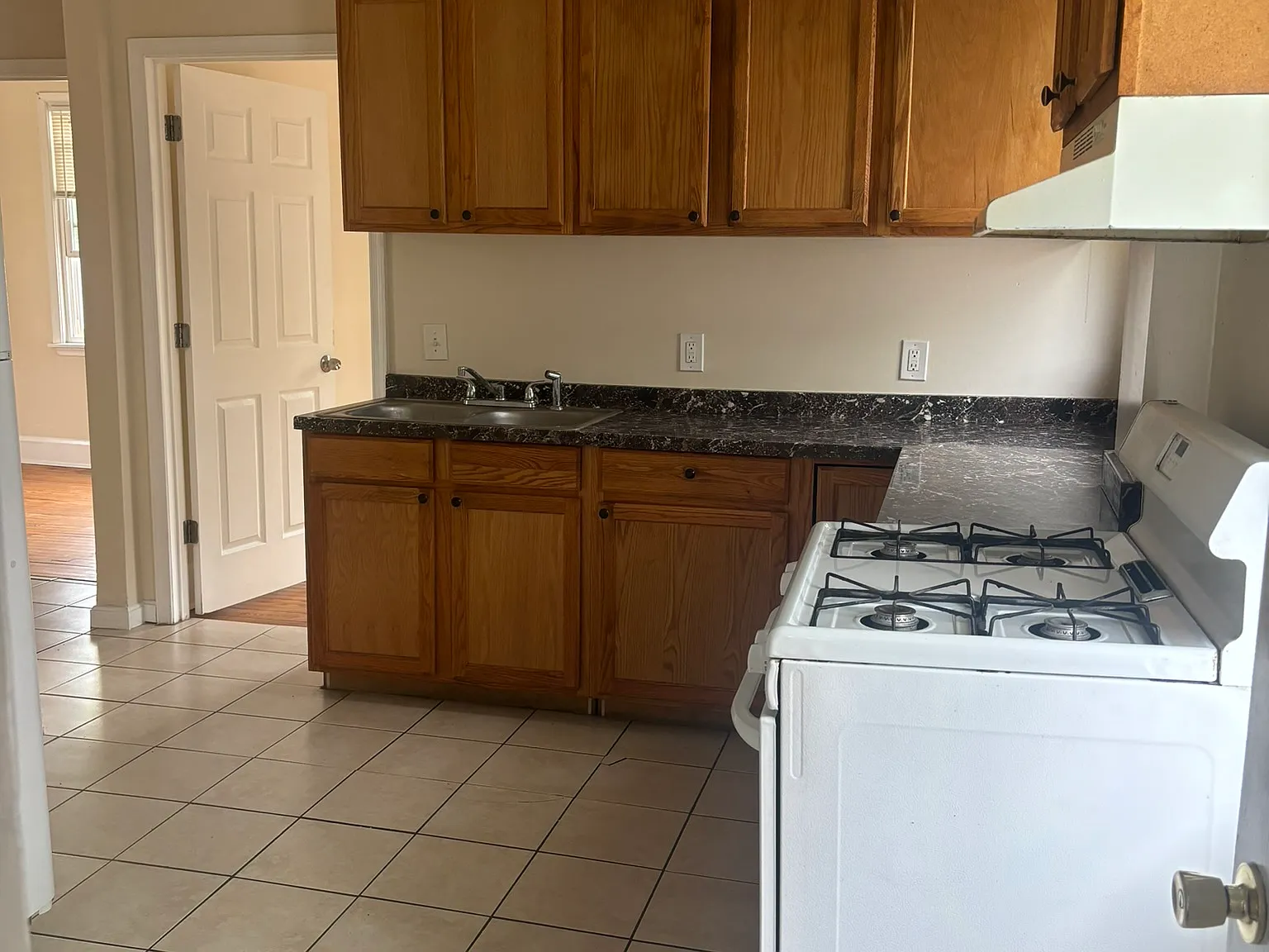 5 bed, 1600 sqft, $2,200 — Photo 3