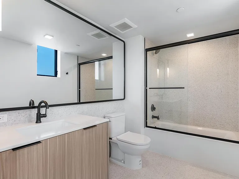 Venue Residences — Photo 102