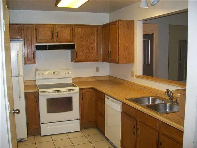 3122 E Topeka Dr — Photo 5