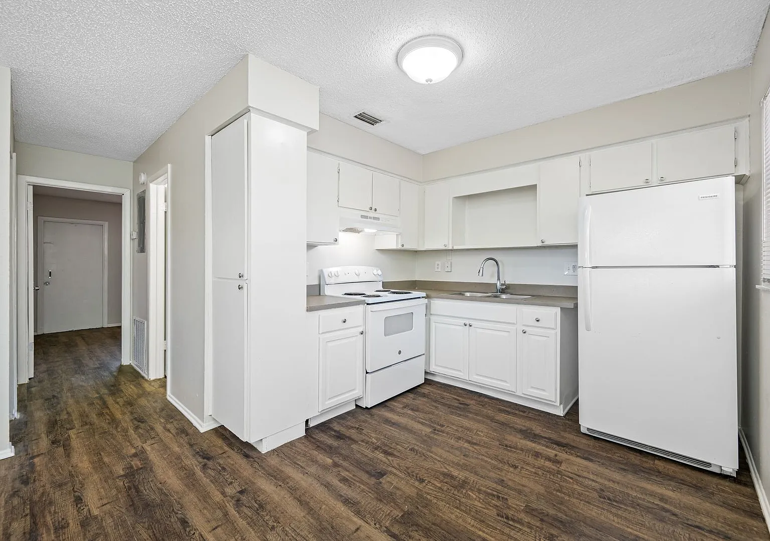 Welcome to Park Villas Apartments comfortable 2 bedroom villa-style living in the heart of Pinell... — Photo 4