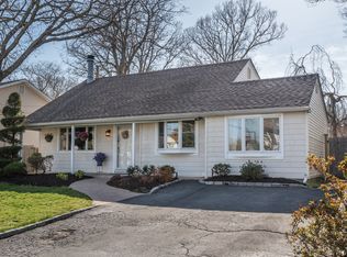 21 Burns Ave, Melville, NY 11747