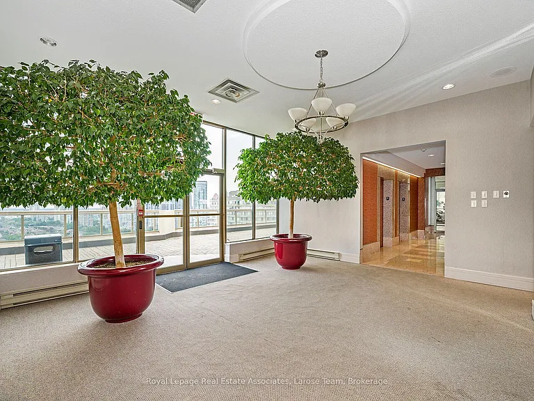 55 Elm Dr W #Penthouse 02 — Photo 37