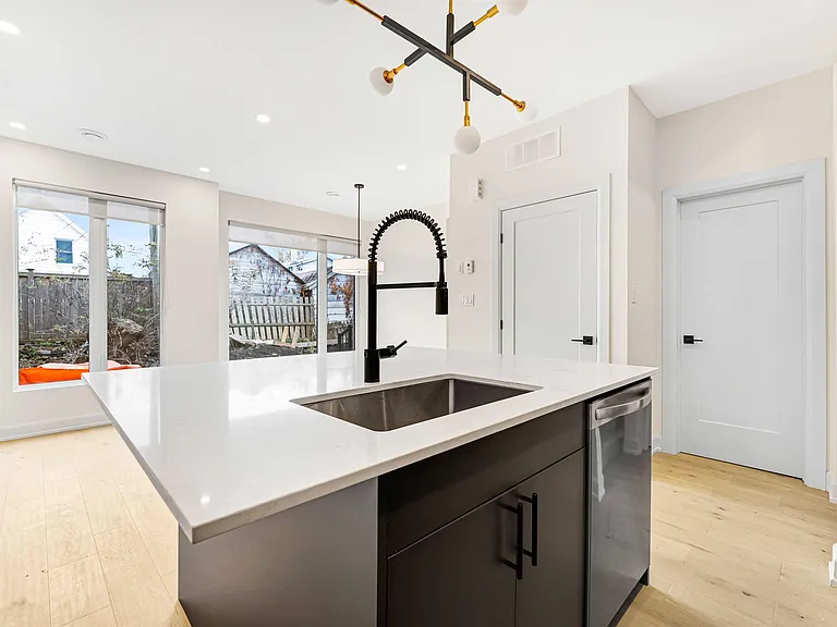 138 Carillon St #A — Photo 6