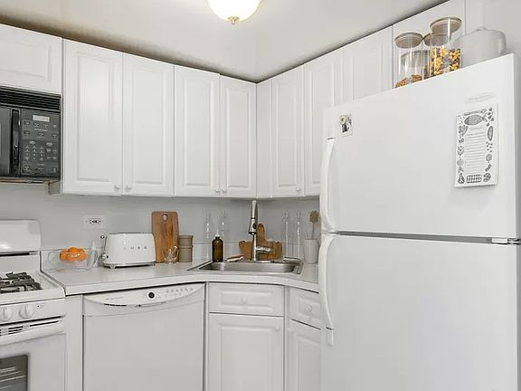 4th image of 333 E 45th St APT 31A