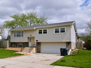 8833 Beechnut Rd, Hickory Hills, IL 60457