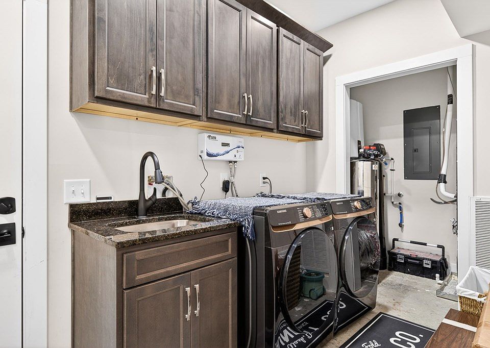 25th image of 831 I.b. Maynard St