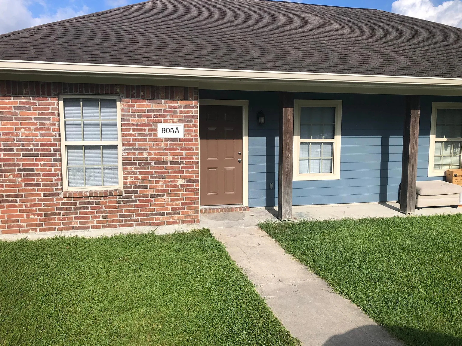 905 Hampton Ln — Photo 3