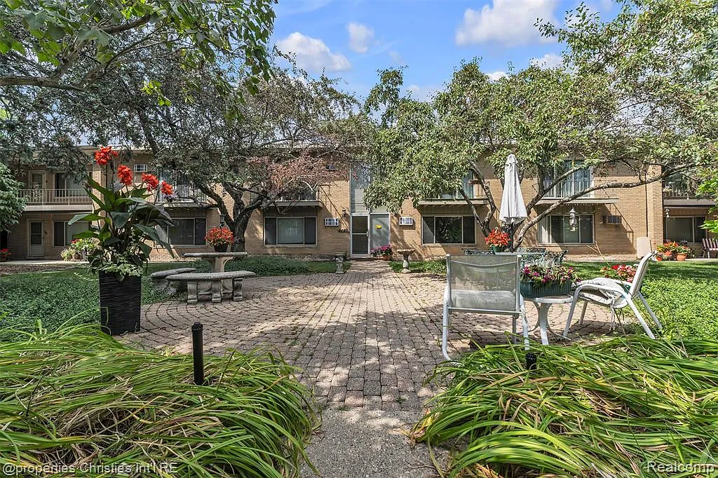 1 bed, 1.0 bath, 579 sqft, $1,400 — Photo 2