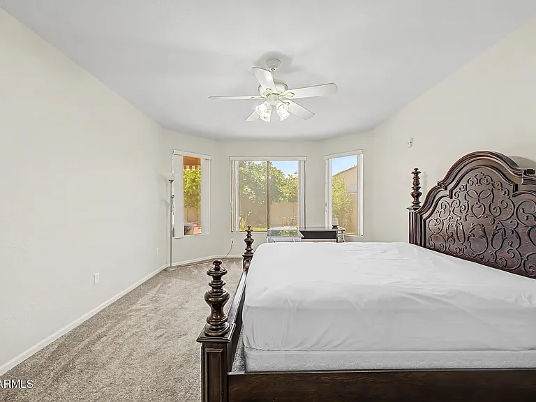 1015 E Irma Ln — Photo 18