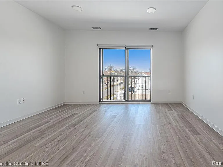 7410 Kercheval St #212 — Photo 4