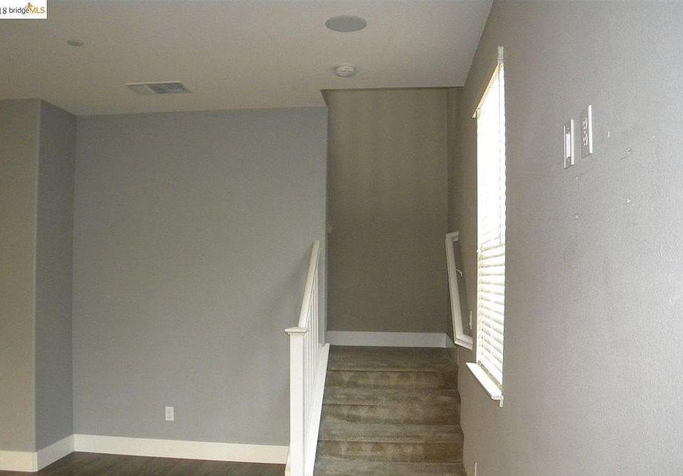2nd image of 320 Macarthur Way