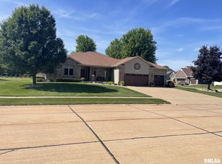 1175 Rustic View Ct, Eldridge, IA 52748