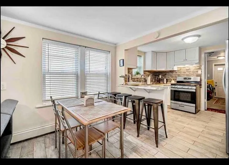 202 N Sacramento Ave #1 — Photo 8
