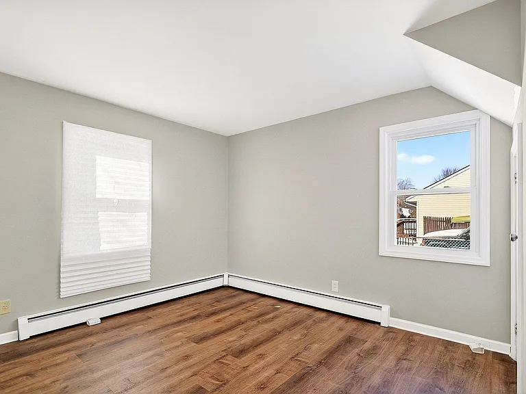 24 Steinhardt Ave — Photo 13