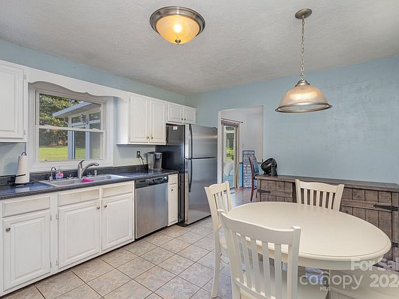 4th image of 4409 Meadow Ln