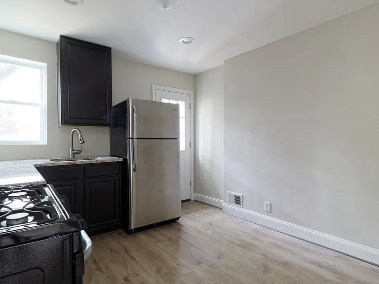 2318 Hunter St — Photo 7