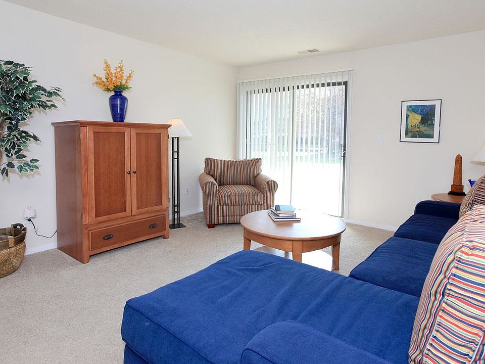 2nd image of 3020 Bentwood Circle South Dr APT 2D