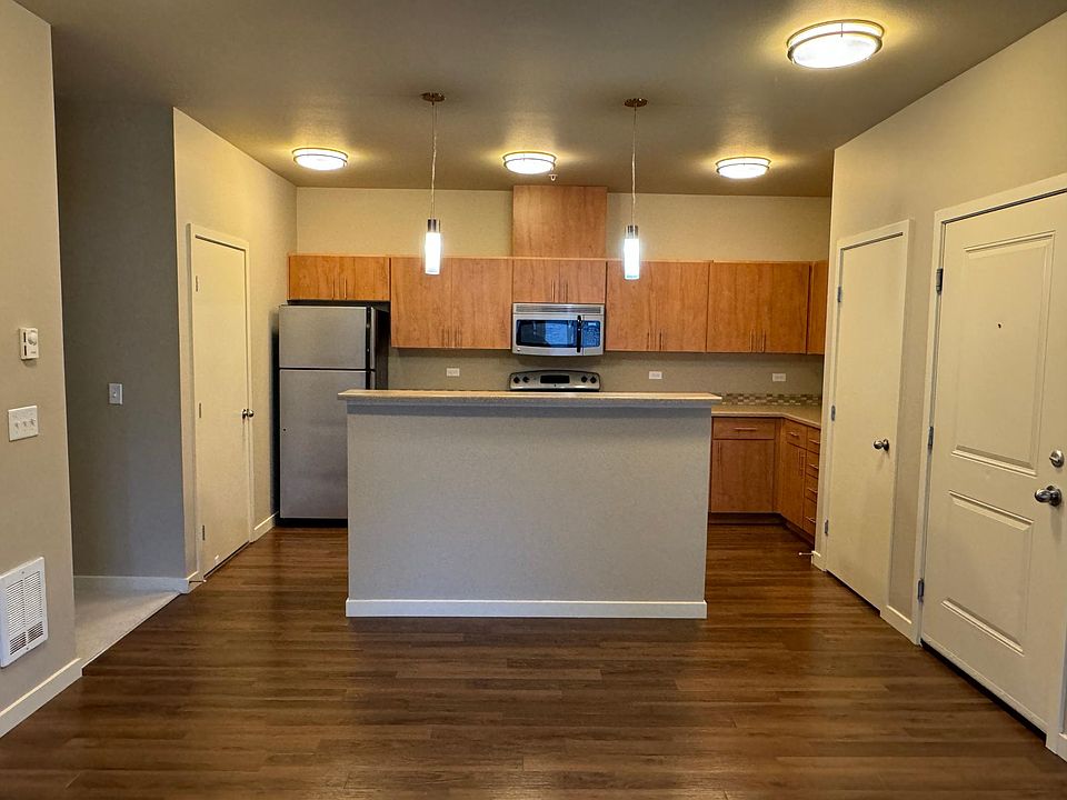 1st image of 961 10th Pl NE Unit 305