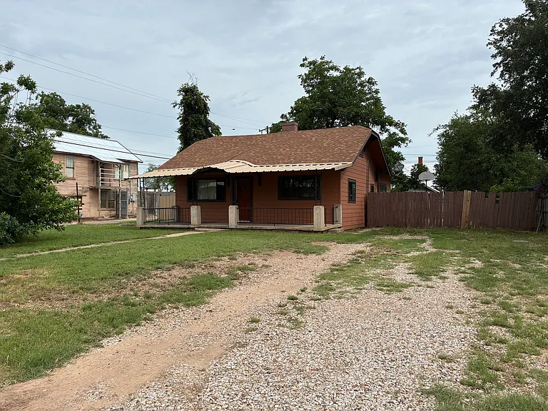 418 W Highland Blvd — Photo 1
