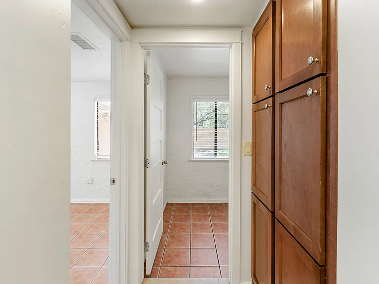 1121 E 9th St #1 — Photo 18