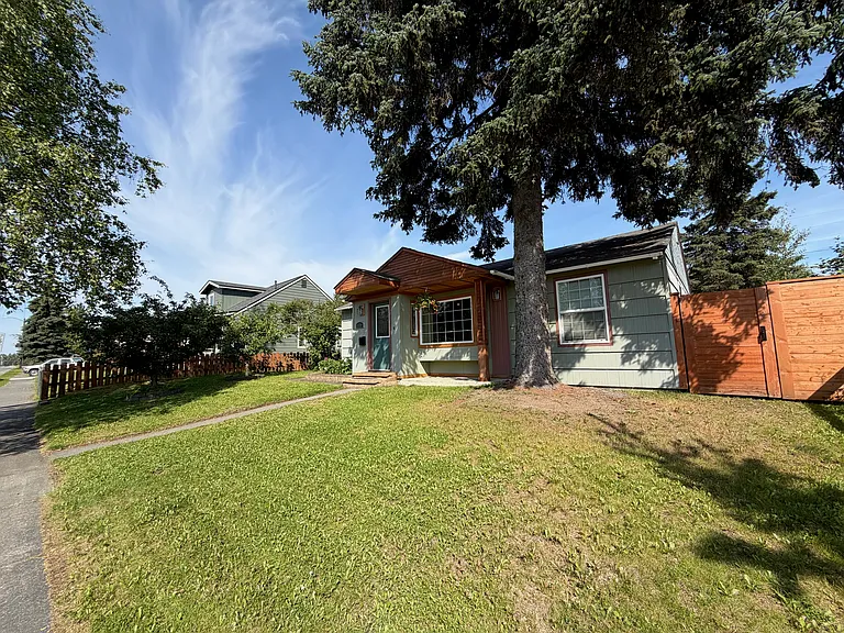 1419 Airport Heights Dr — Photo 2