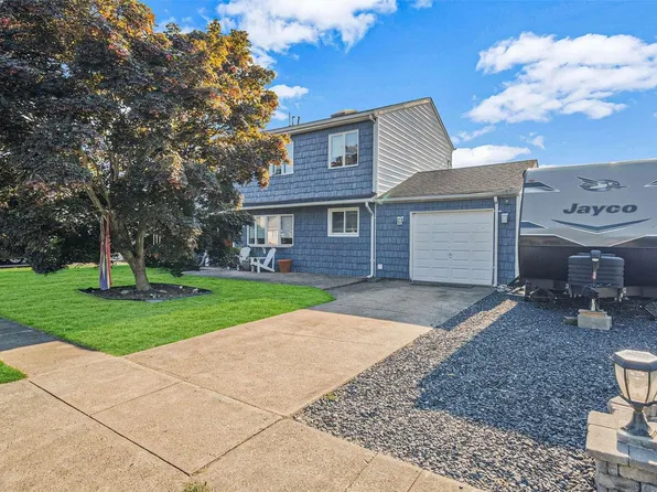 16 Wood Place, Lindenhurst, NY 11757