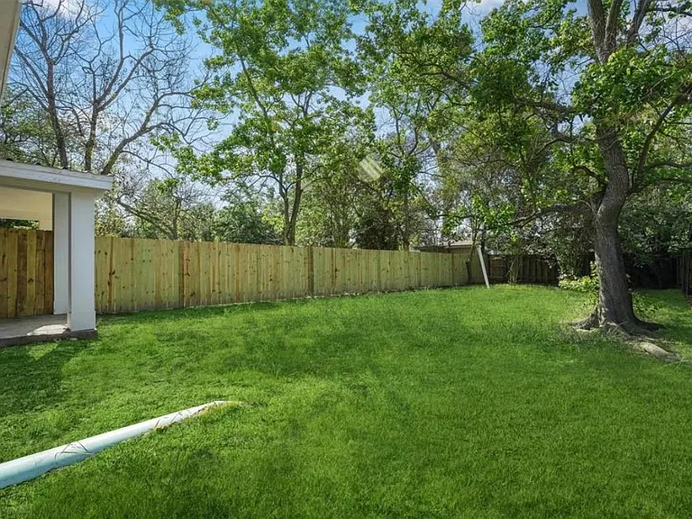 828 Westford St — Photo 24