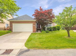 31207 Barrington Dr, Novi, MI 48377