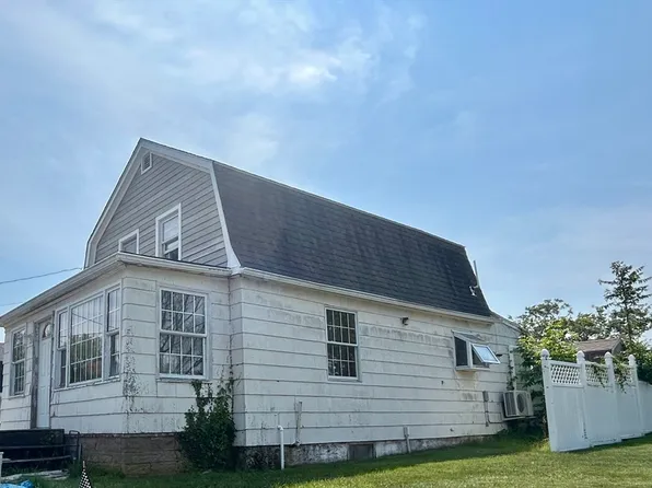 11 Boylston St, Acushnet, MA 02743