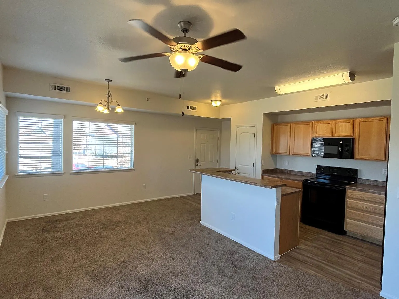 2 bed, 701 sqft, $1,300 — Photo 1