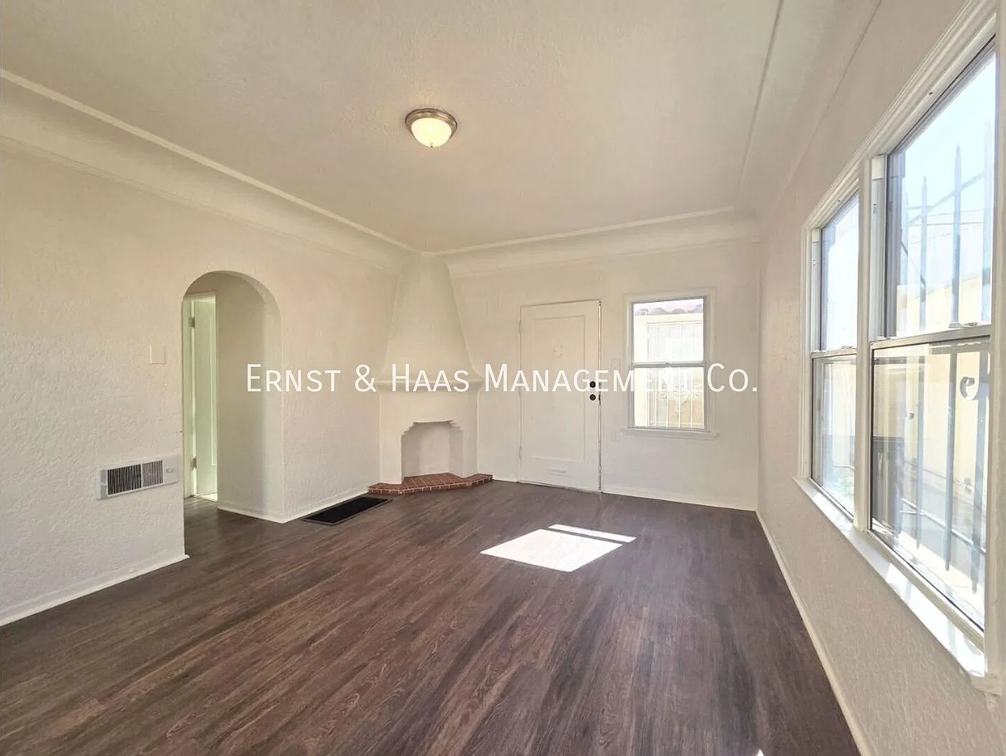 Fantastic Classic Garden 1-Bedroom Apartment! — Photo 4