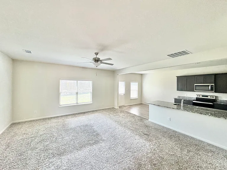 752 Saratoga Dr — Photo 2
