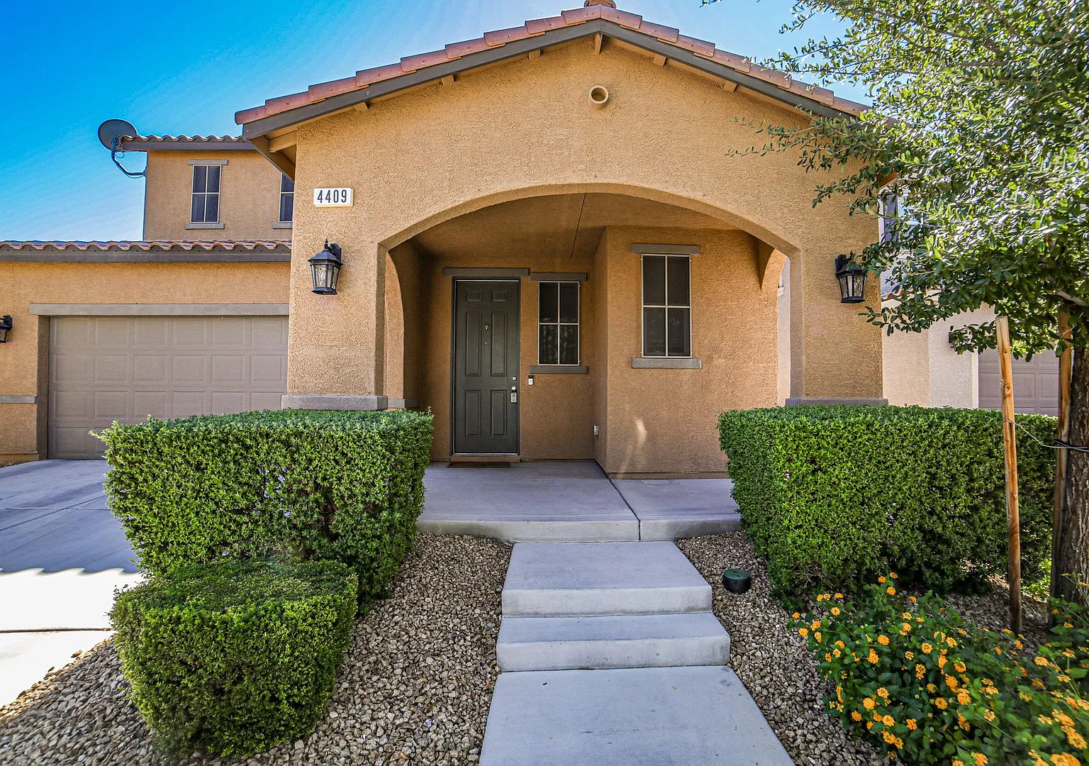 Beautiful Home with Open Floor Plan, Spacious Loft & Large Landscaped Backyard! — Photo 2