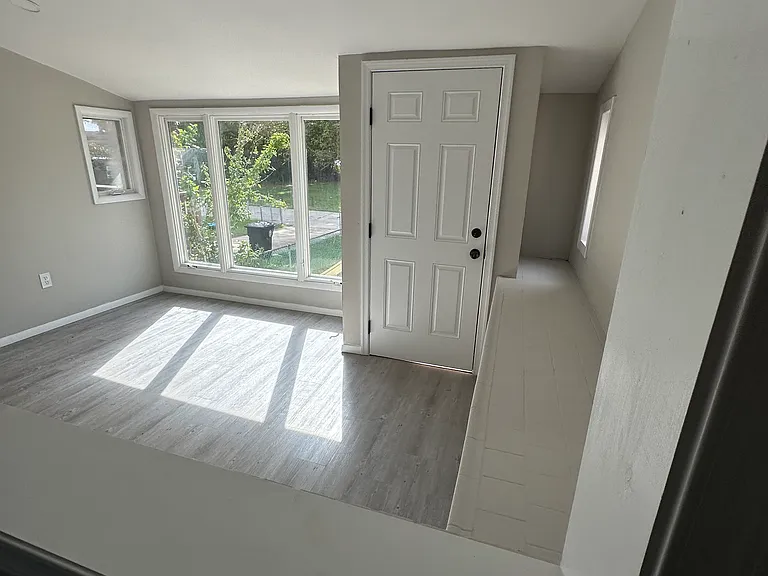 626 W Kingsway Rd — Photo 6