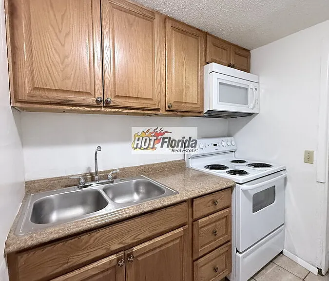 1003 Wildflower St #B — Photo 8