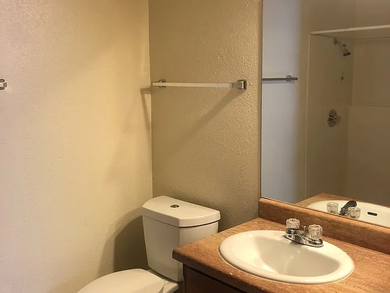 La Vista Apartments — Photo 36