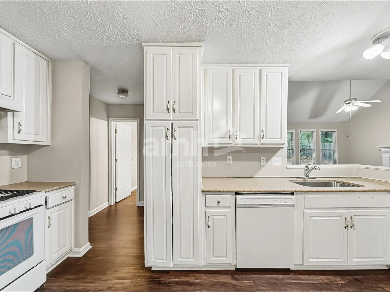 3 bed, 2.0 bath, 2054 sqft, $2,300 — Photo 4