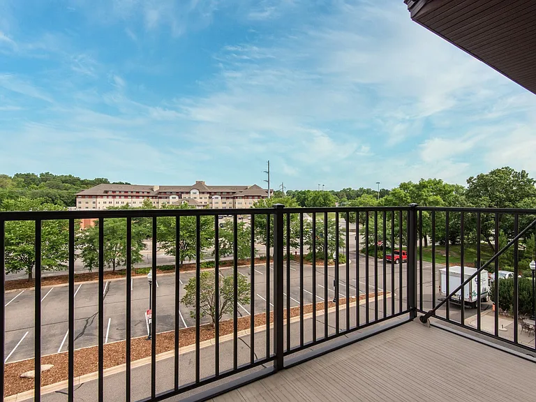 Oaks Glen Lake Apartments — Photo 13