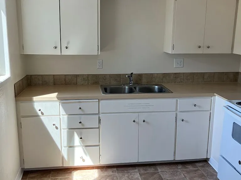 503 E Reserve St — Photo 4