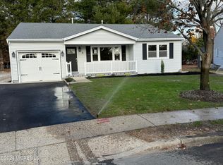 8 Ely Ct, Toms River, NJ 08757