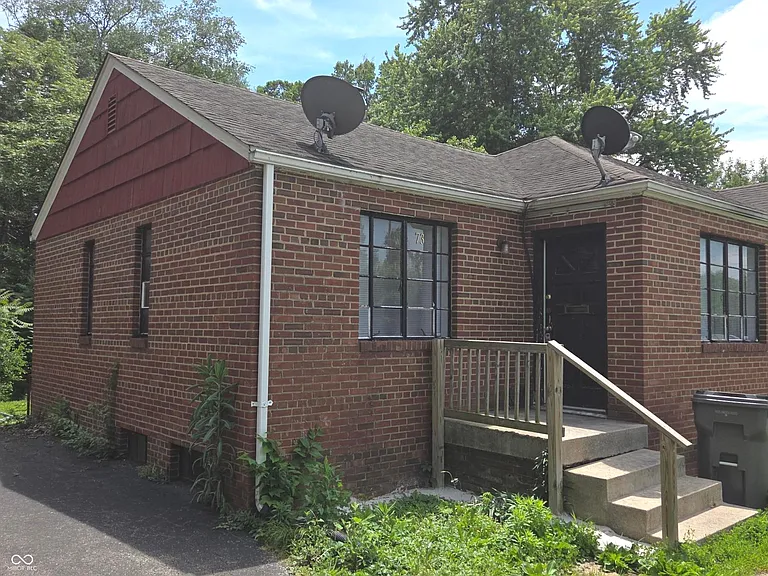 73 W Westfield Blvd — Photo 2
